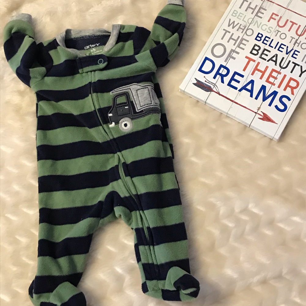 🎄🎄🎄🎄Carters Newborn Onsie